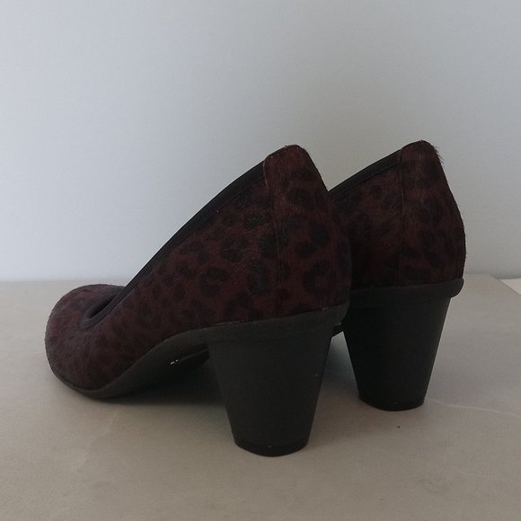Vionic Leopard Print Heels - Picture 7 of 11